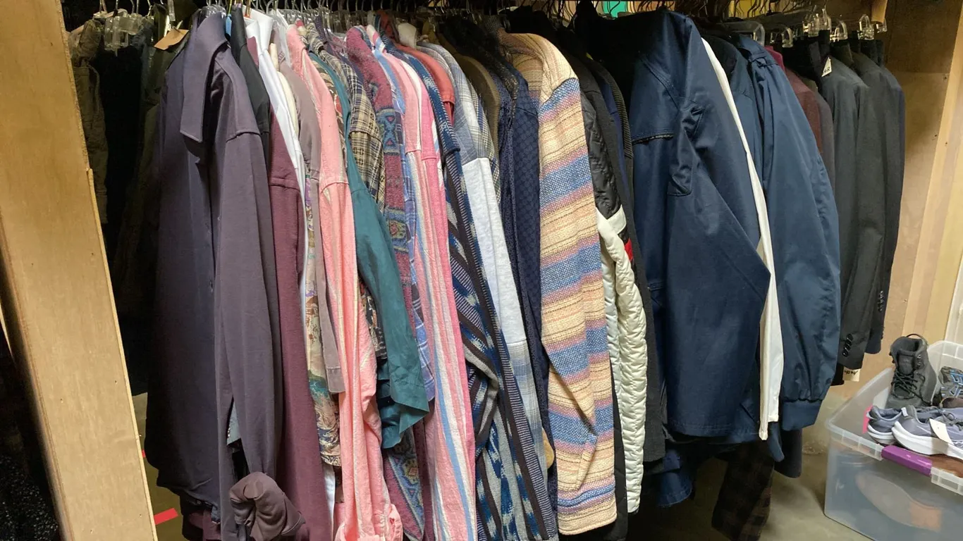 CONTENTS OF 0NE 8FT SECTION WARDROBE RACK OF ASSORTED CLOTHING *1 SIDE ONLY*