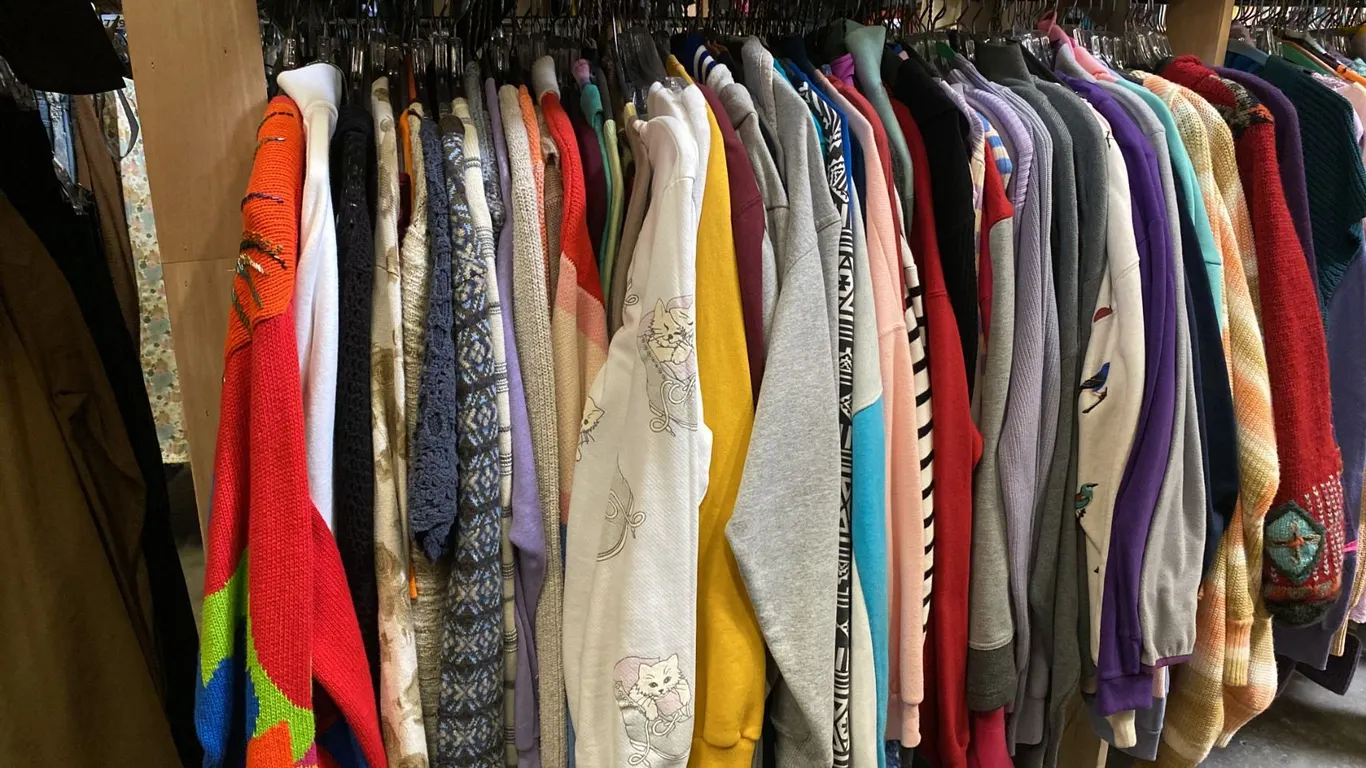 CONTENTS OF 0NE 4FT SECTION WARDROBE RACK OF ASSORTED CLOTHING *1 SIDE ONLY*