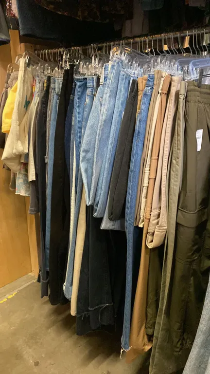 CONTENTS OF 0NE 4FT SECTION WARDROBE RACK OF ASSORTED CLOTHING *1 SIDE ONLY*