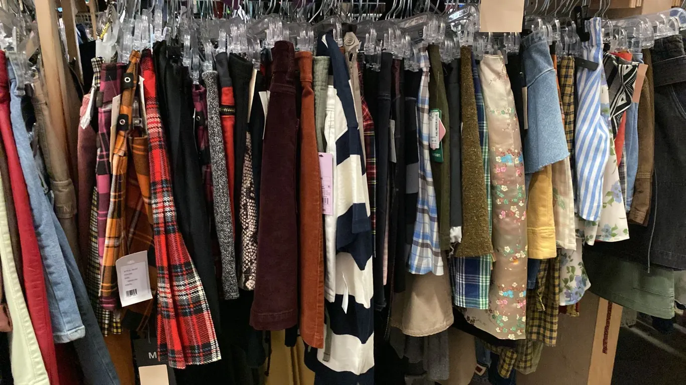 CONTENTS OF 0NE 4FT SECTION WARDROBE RACK OF ASSORTED CLOTHING *1 SIDE ONLY*