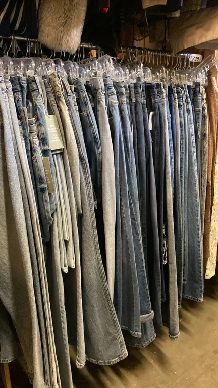 CONTENTS OF 0NE 4FT SECTION WARDROBE RACK OF ASSORTED CLOTHING *1 SIDE ONLY*