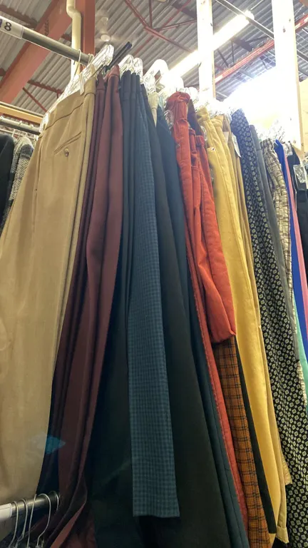 CONTENTS OF 0NE 4FT SECTION WARDROBE RACK OF ASSORTED CLOTHING *1 SIDE ONLY*