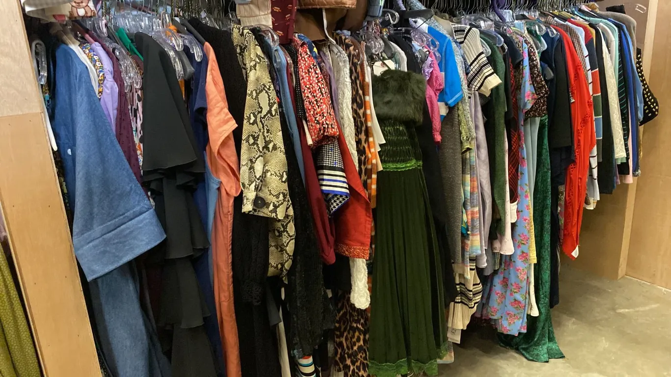 CONTENTS OF 0NE 8FT SECTION WARDROBE RACK OF ASSORTED CLOTHING