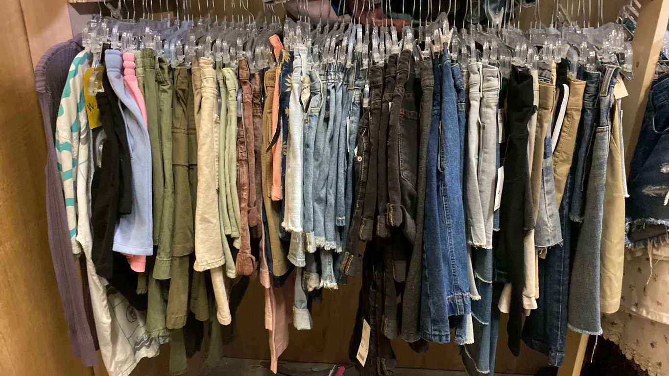CONTENTS OF 0NE 4FT SECTION WARDROBE RACK OF ASSORTED CLOTHING