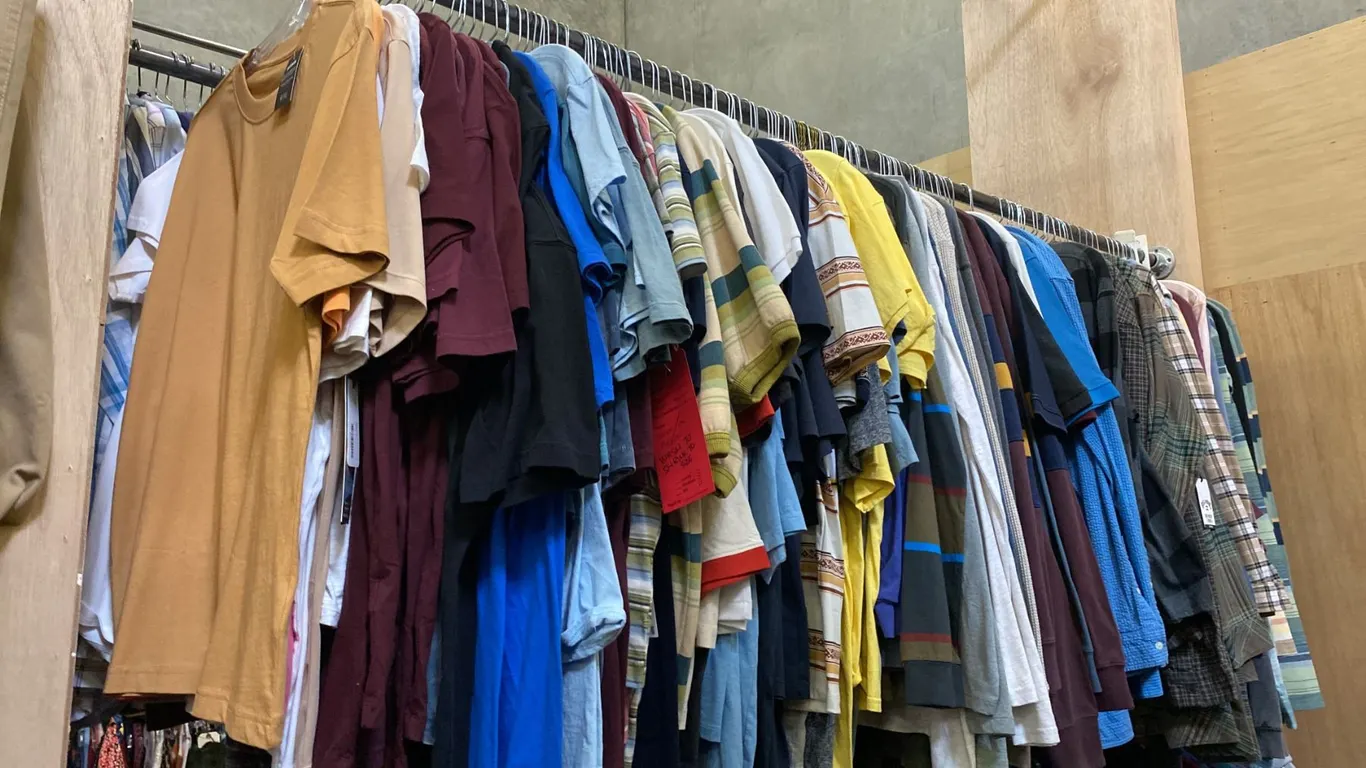 CONTENTS OF 0NE 8FT SECTION WARDROBE RACK OF ASSORTED CLOTHING *1 SIDE ONLY*