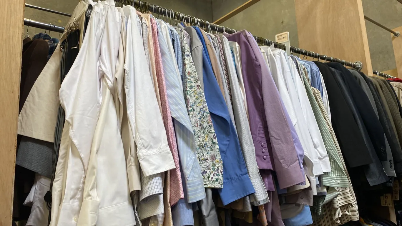 CONTENTS OF 0NE 8FT SECTION WARDROBE RACK OF ASSORTED CLOTHING *1 SIDE ONLY*