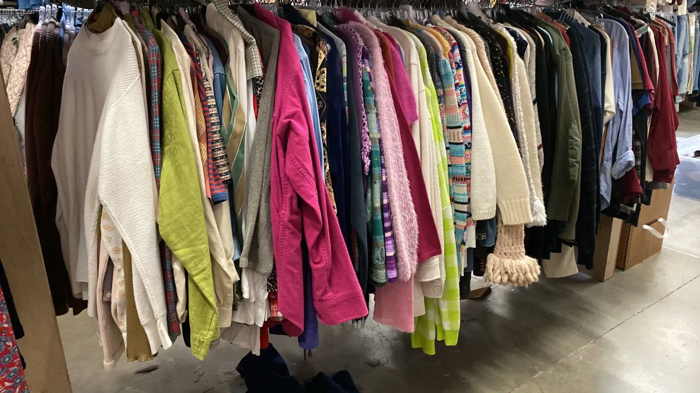CONTENTS OF 0NE 8FT SECTION WARDROBE RACK OF ASSORTED CLOTHING *1 SIDE ONLY*