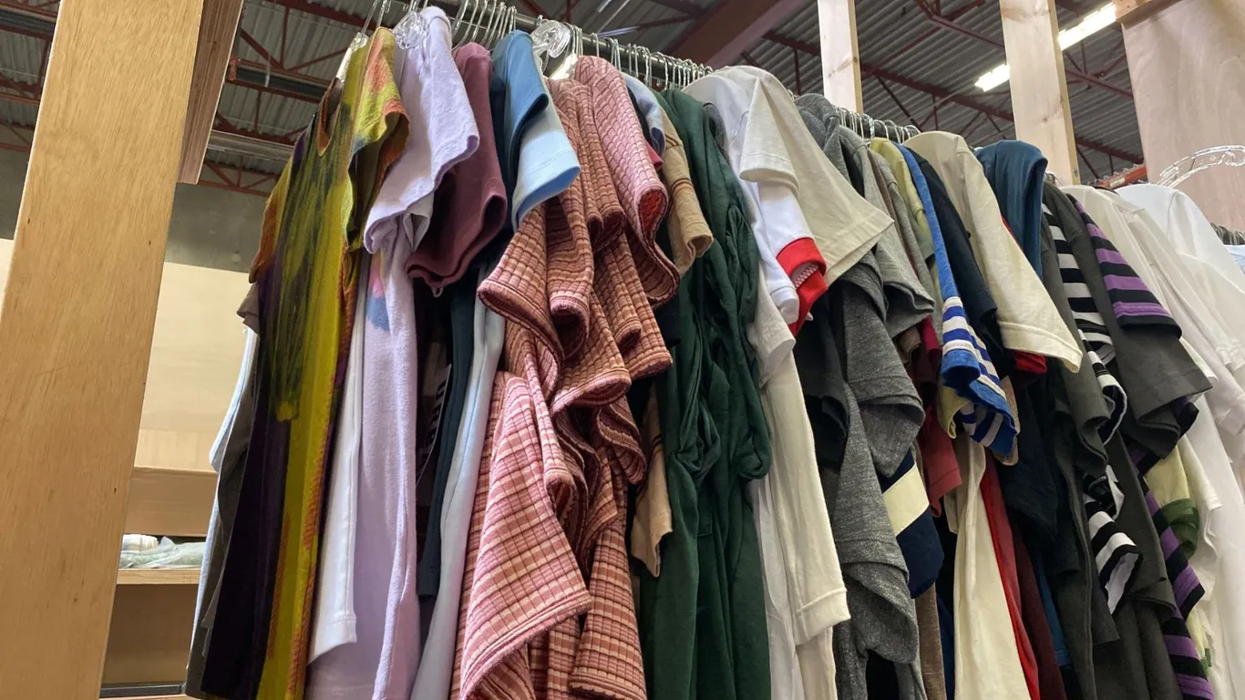 CONTENTS OF 0NE 4FT SECTION WARDROBE RACK OF ASSORTED CLOTHING *1 SIDE ONLY*