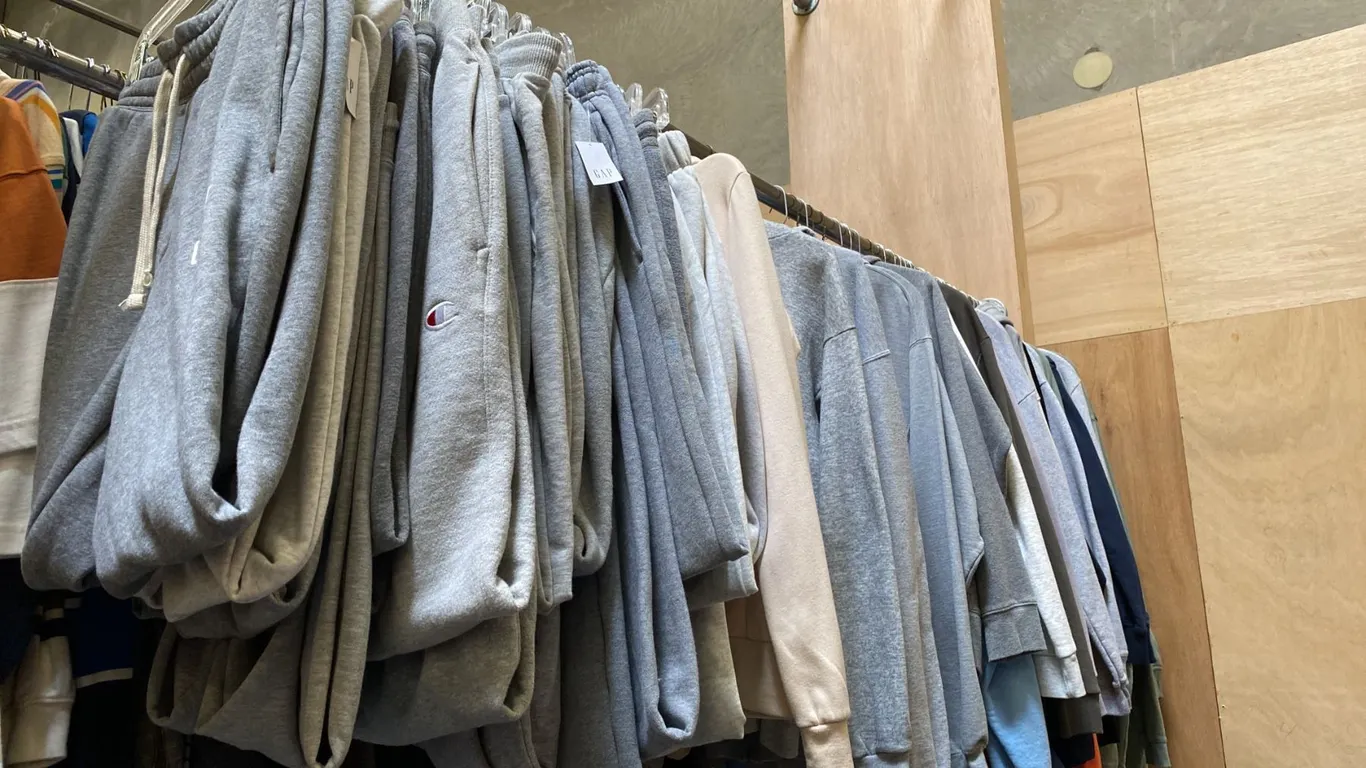CONTENTS OF 0NE 8FT SECTION WARDROBE RACK OF ASSORTED CLOTHING *1 SIDE ONLY*