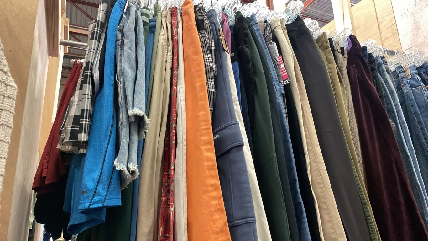 CONTENTS OF 0NE 4FT SECTION WARDROBE RACK OF ASSORTED CLOTHING *1 SIDE ONLY*