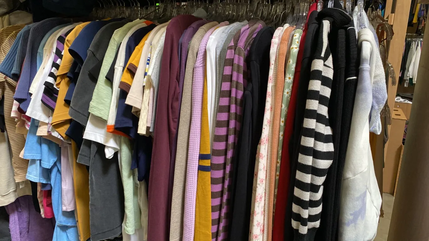 CONTENTS OF 0NE 4FT SECTION WARDROBE RACK OF ASSORTED CLOTHING *1 SIDE ONLY*