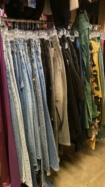 CONTENTS OF 0NE 4FT SECTION WARDROBE RACK OF ASSORTED CLOTHING *1 SIDE ONLY*