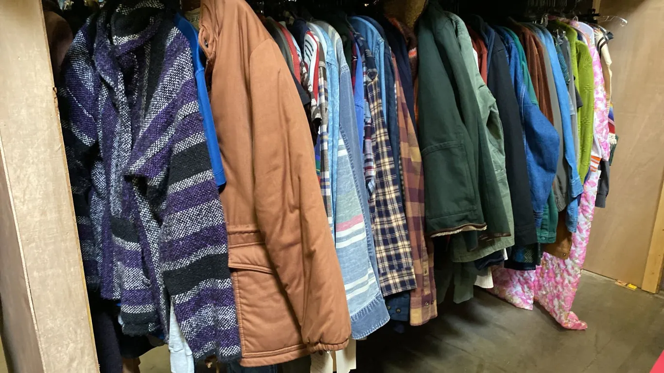 CONTENTS OF 0NE 8FT SECTION WARDROBE RACK OF ASSORTED CLOTHING *1 SIDE ONLY*