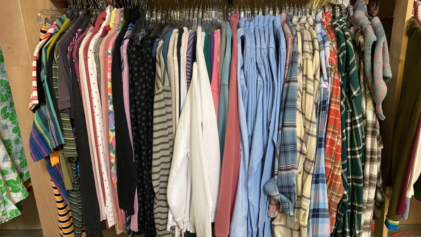 CONTENTS OF 0NE 4FT SECTION WARDROBE RACK OF ASSORTED CLOTHING