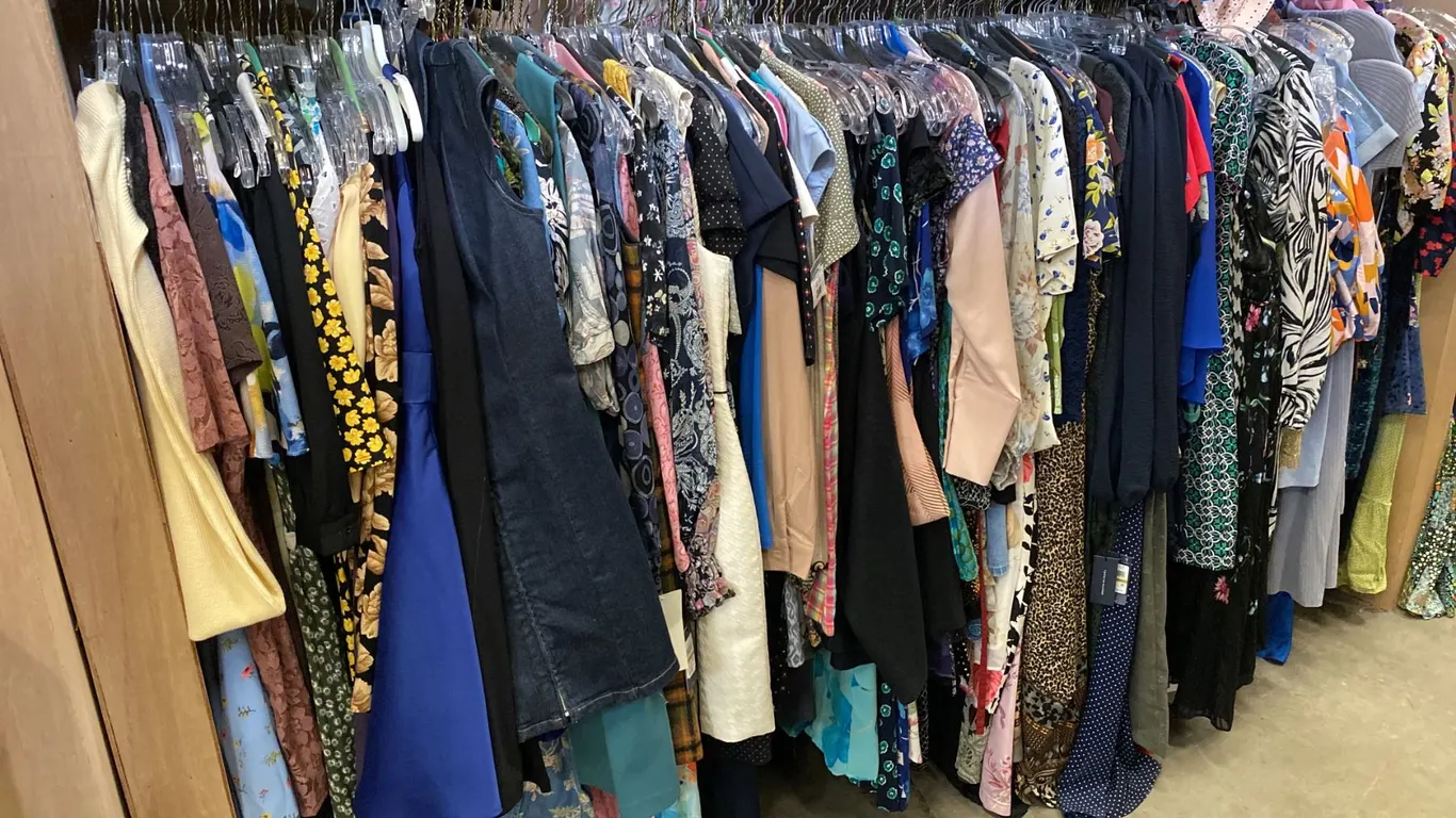 CONTENTS OF 0NE 8FT SECTION WARDROBE RACK OF ASSORTED CLOTHING