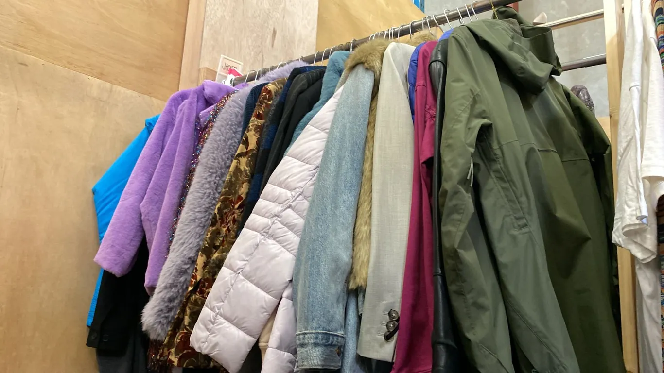 CONTENTS OF 0NE 4FT SECTION WARDROBE RACK OF ASSORTED CLOTHING *1 SIDE ONLY*