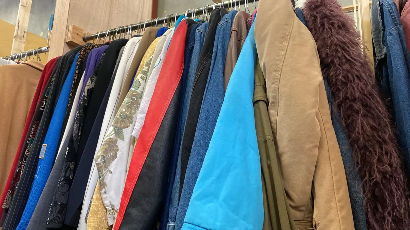 CONTENTS OF 0NE 4FT SECTION WARDROBE RACK OF ASSORTED CLOTHING *1 SIDE ONLY*