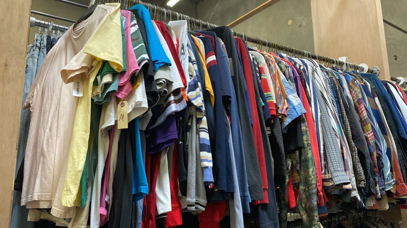 CONTENTS OF 0NE 8FT SECTION WARDROBE RACK OF ASSORTED CLOTHING *1 SIDE ONLY*