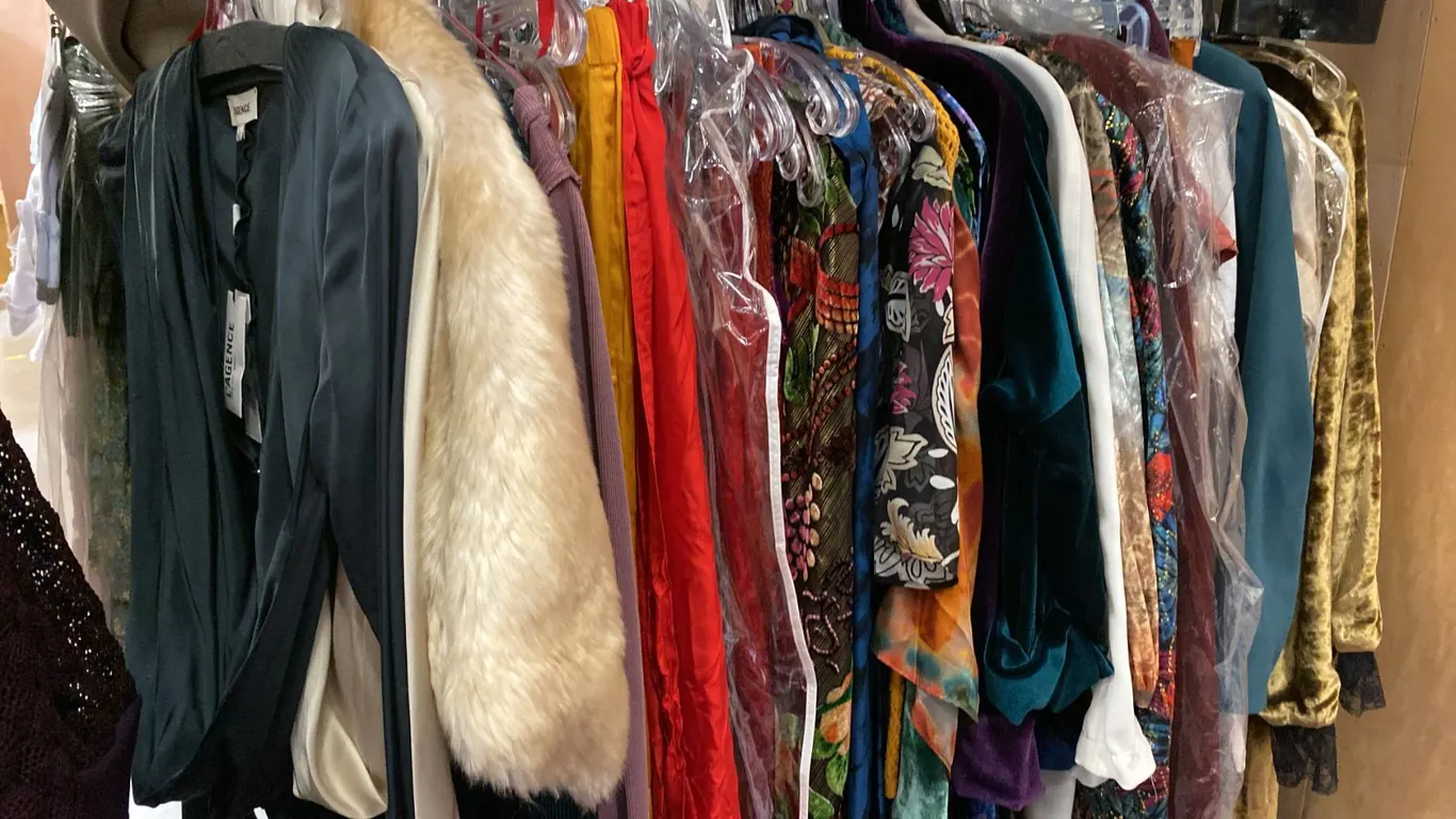 CONTENTS OF 0NE 4FT SECTION WARDROBE RACK OF ASSORTED CLOTHING *1 SIDE ONLY*