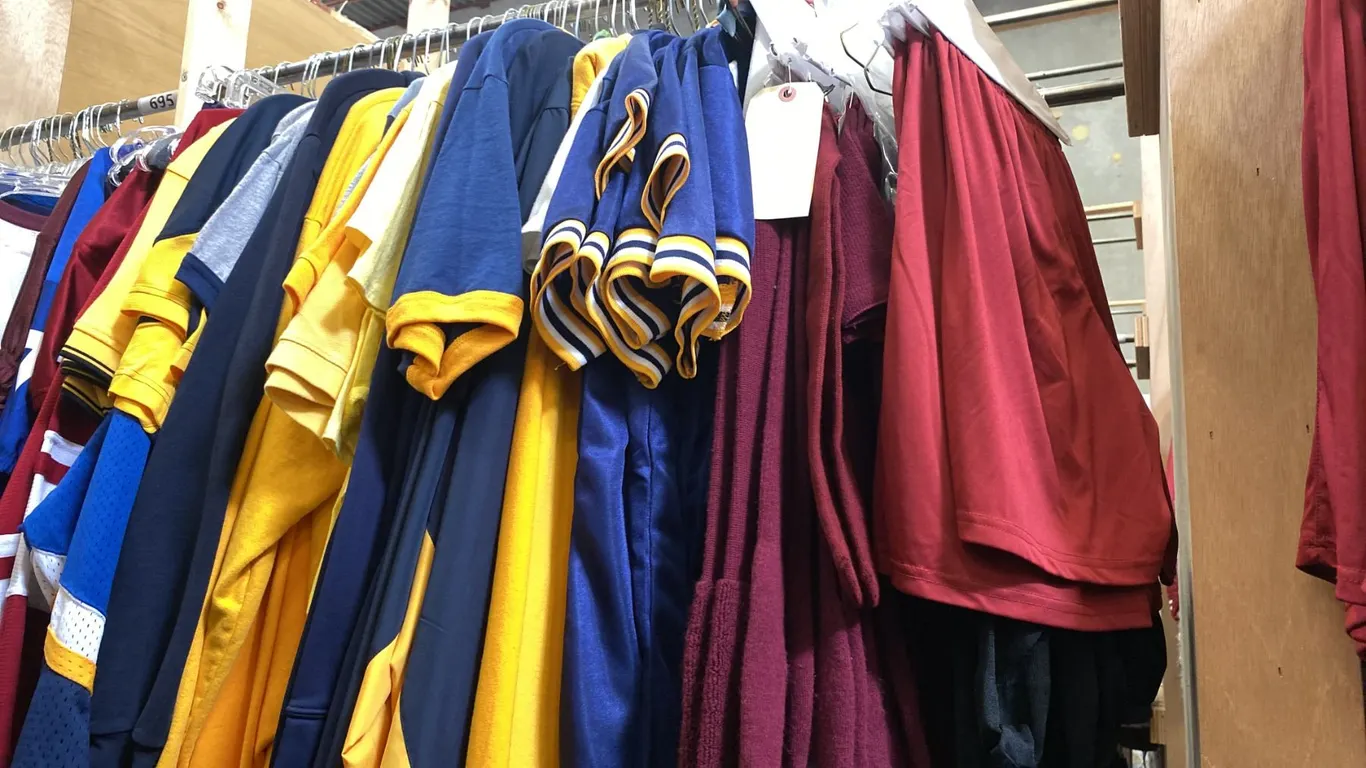 CONTENTS OF 0NE 4FT SECTION WARDROBE RACK OF ASSORTED CLOTHING *1 SIDE ONLY*