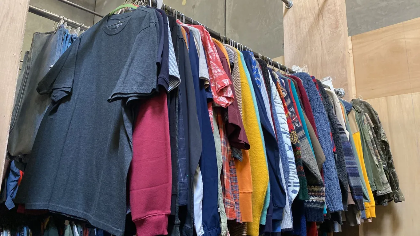 CONTENTS OF 0NE 8FT SECTION WARDROBE RACK OF ASSORTED CLOTHING *1 SIDE ONLY*