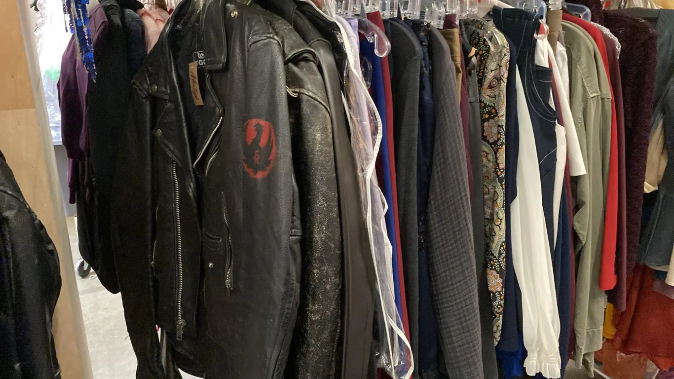 CONTENTS OF 0NE 4FT SECTION WARDROBE RACK OF ASSORTED CLOTHING *1 SIDE ONLY*