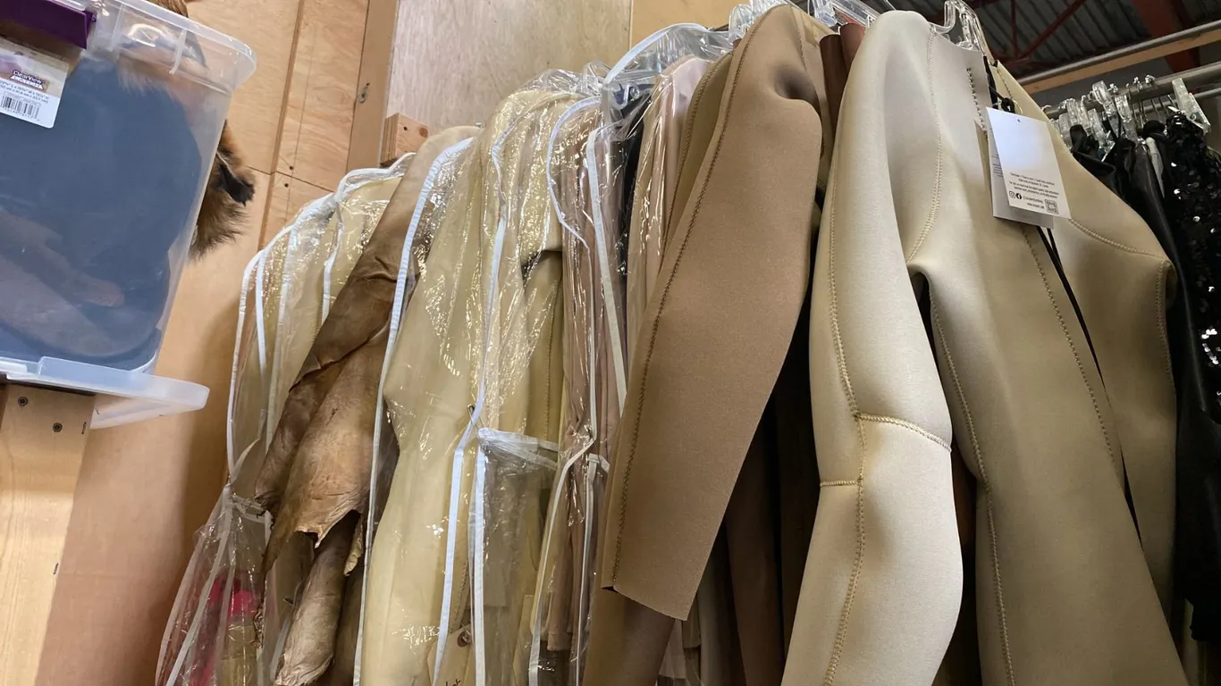 CONTENTS OF 0NE 4FT SECTION WARDROBE RACK OF ASSORTED CLOTHING *1 SIDE ONLY*