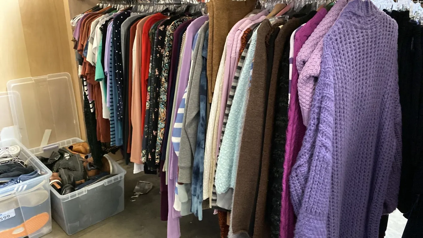 CONTENTS OF 0NE 8FT SECTION WARDROBE RACK OF ASSORTED CLOTHING *1 SIDE ONLY*