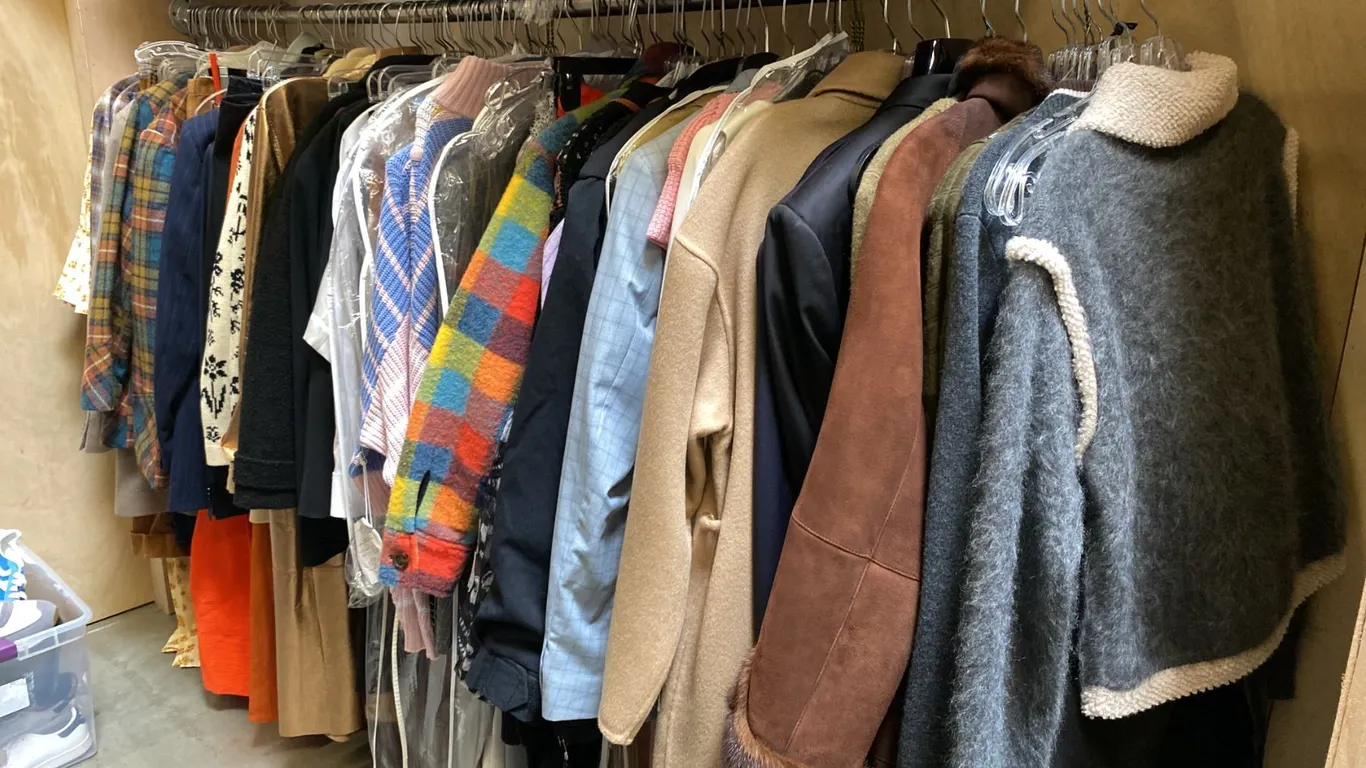 CONTENTS OF 0NE 8FT SECTION WARDROBE RACK OF ASSORTED CLOTHING