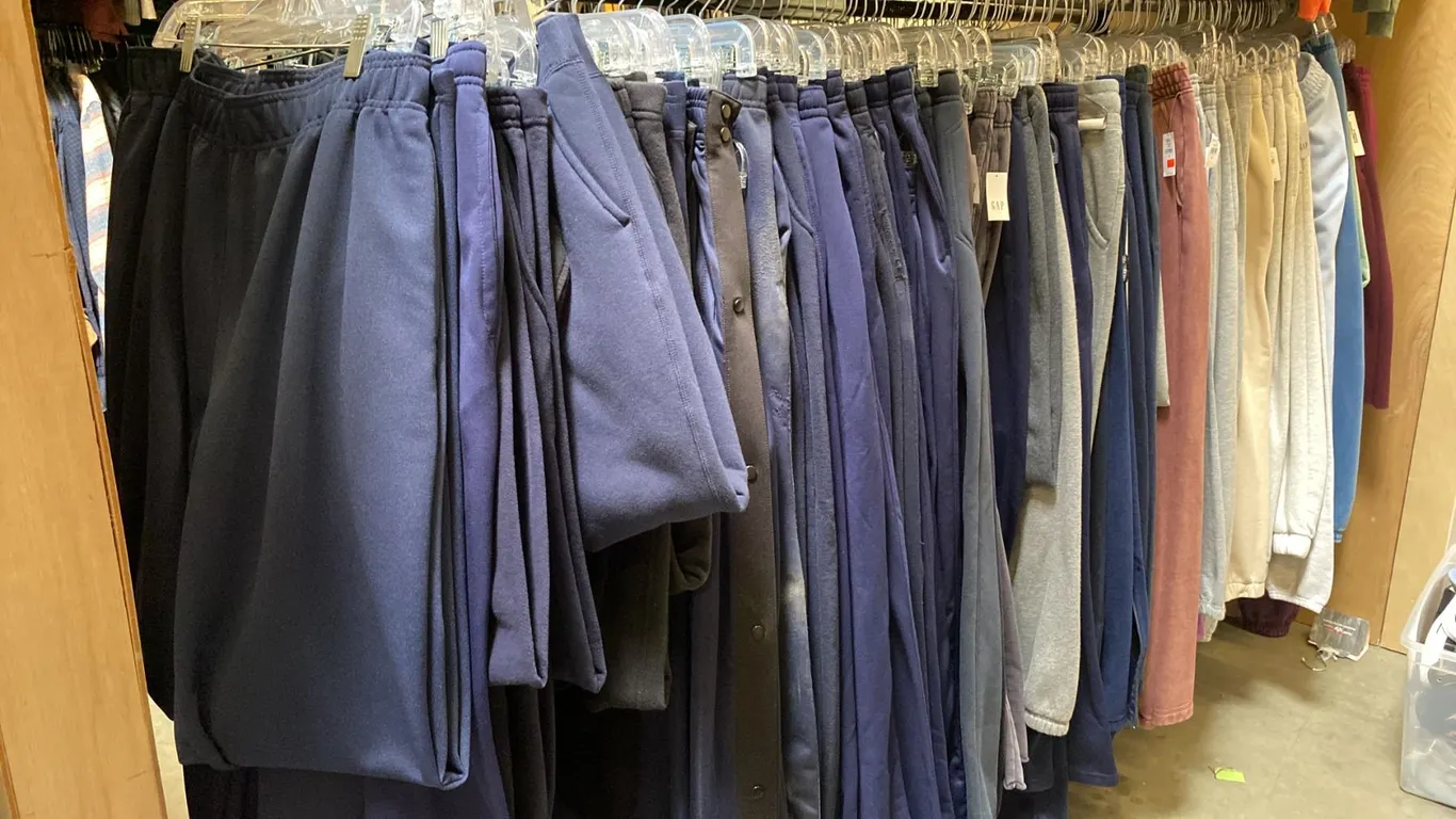 CONTENTS OF 0NE 8FT SECTION WARDROBE RACK OF ASSORTED CLOTHING *1 SIDE ONLY*