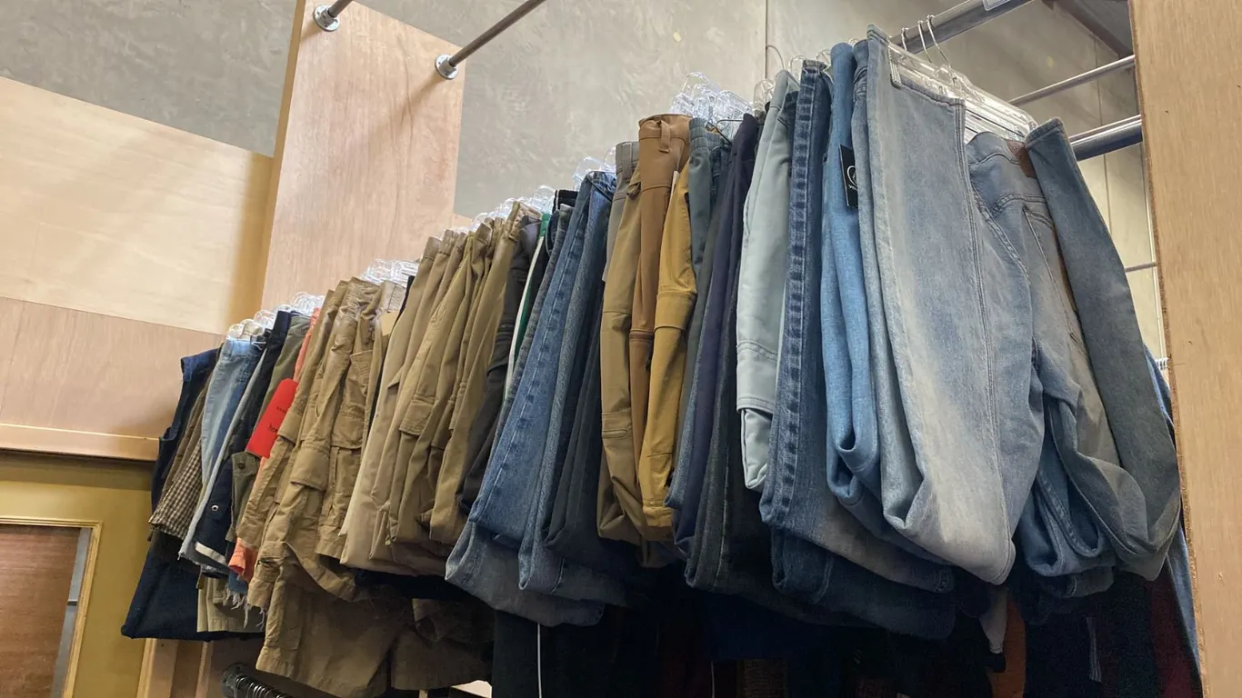 CONTENTS OF 0NE 8FT SECTION WARDROBE RACK OF ASSORTED CLOTHING *1 SIDE ONLY*