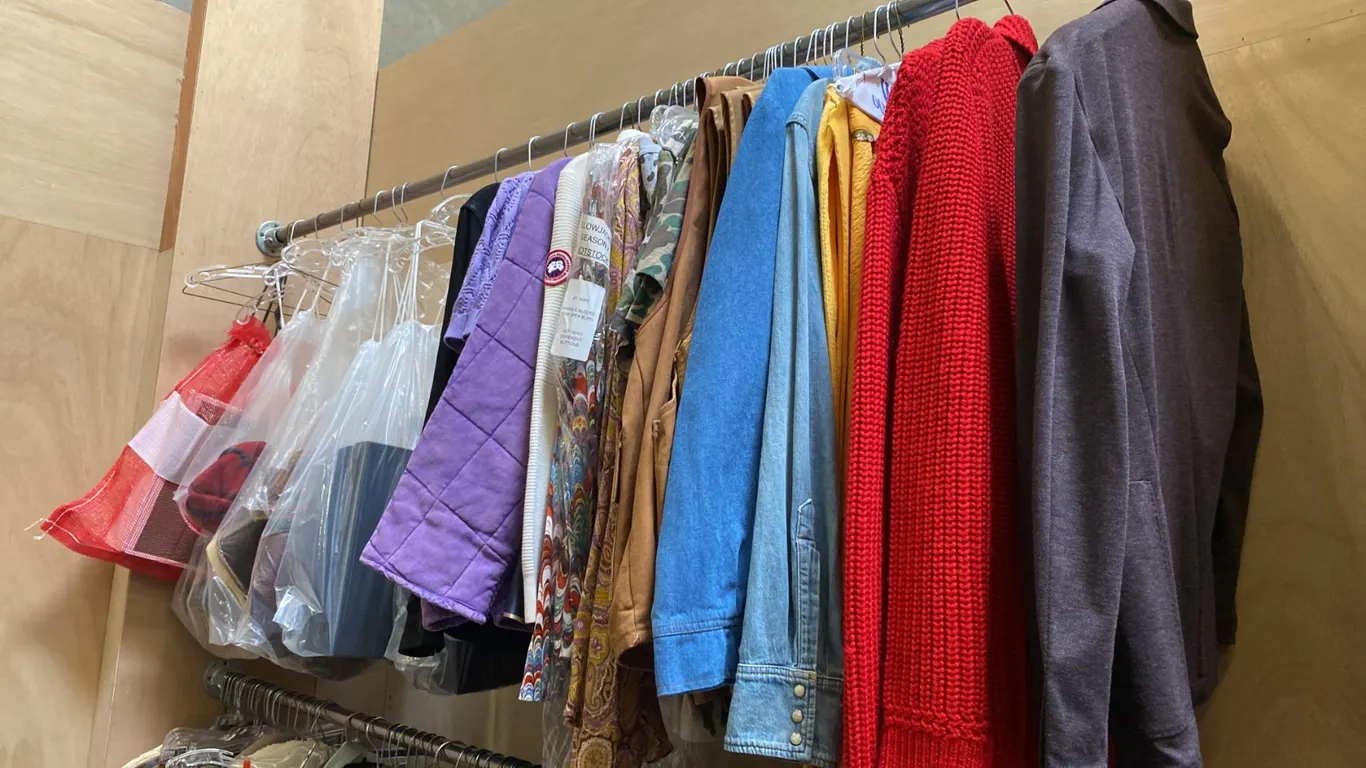 CONTENTS OF 0NE 8FT SECTION WARDROBE RACK OF ASSORTED CLOTHING & FOOTWEAR