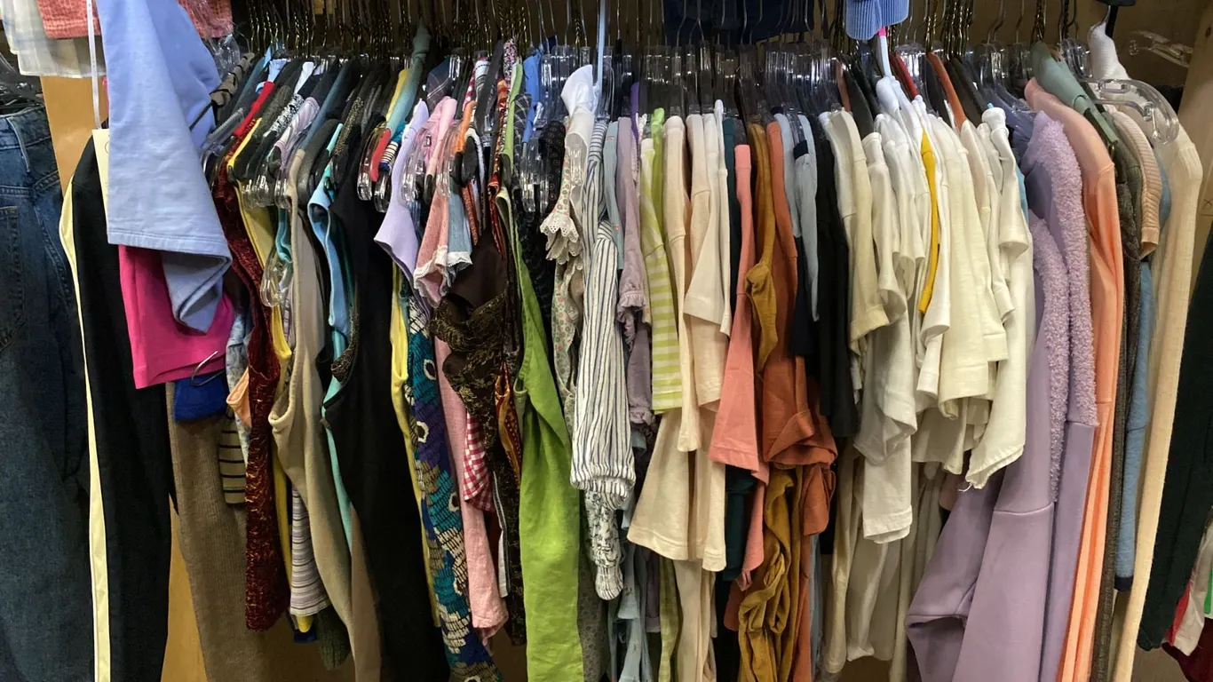 CONTENTS OF 0NE 4FT SECTION WARDROBE RACK OF ASSORTED CLOTHING