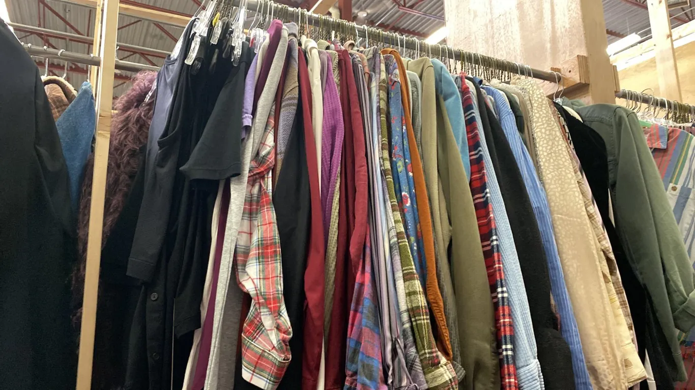 CONTENTS OF 0NE 4FT SECTION WARDROBE RACK OF ASSORTED CLOTHING *1 SIDE ONLY*