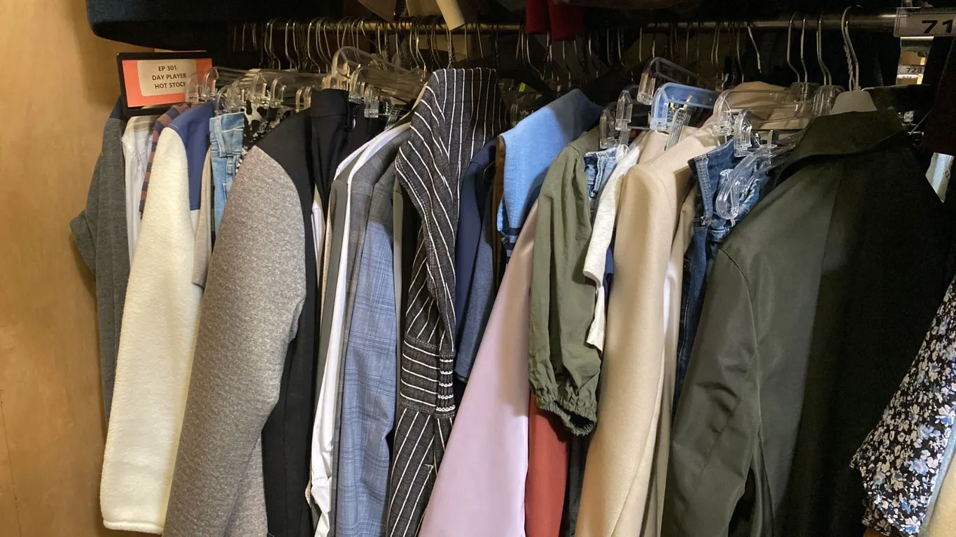 CONTENTS OF 0NE 4FT SECTION WARDROBE RACK OF ASSORTED CLOTHING *1 SIDE ONLY*