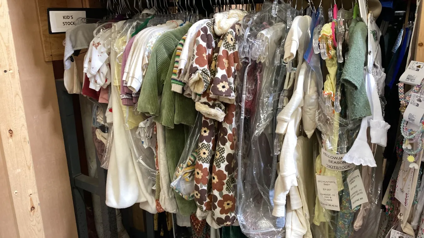 CONTENTS OF 0NE 4FT SECTION WARDROBE RACK OF ASSORTED CLOTHING *1 SIDE ONLY*
