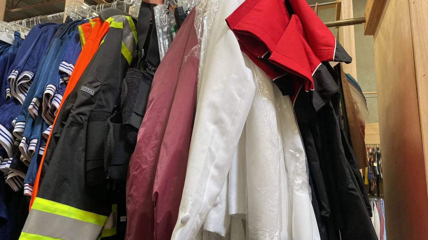 CONTENTS OF 0NE 4FT SECTION WARDROBE RACK OF ASSORTED CLOTHING *1 SIDE ONLY*