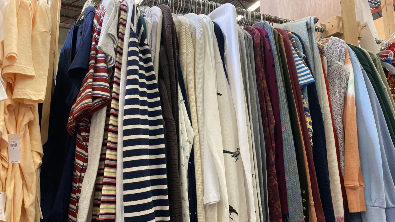 CONTENTS OF 0NE 4FT SECTION WARDROBE RACK OF ASSORTED CLOTHING *1 SIDE ONLY*