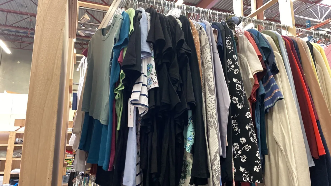 CONTENTS OF 0NE 4FT SECTION WARDROBE RACK OF ASSORTED CLOTHING *1 SIDE ONLY*