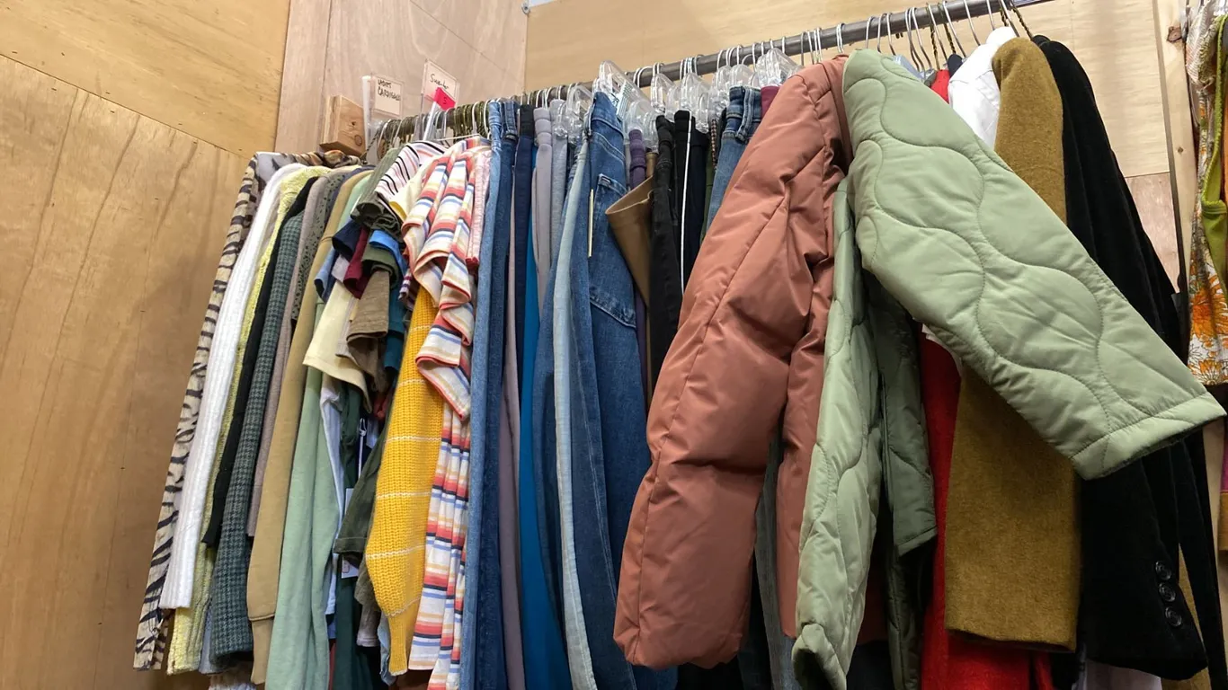 CONTENTS OF 0NE 4FT SECTION WARDROBE RACK OF ASSORTED CLOTHING