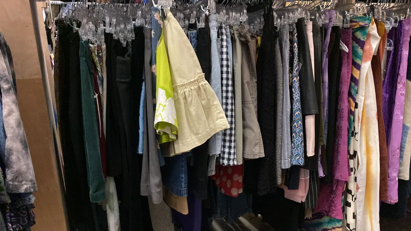 CONTENTS OF 0NE 4FT SECTION WARDROBE RACK OF ASSORTED CLOTHING *1 SIDE ONLY*