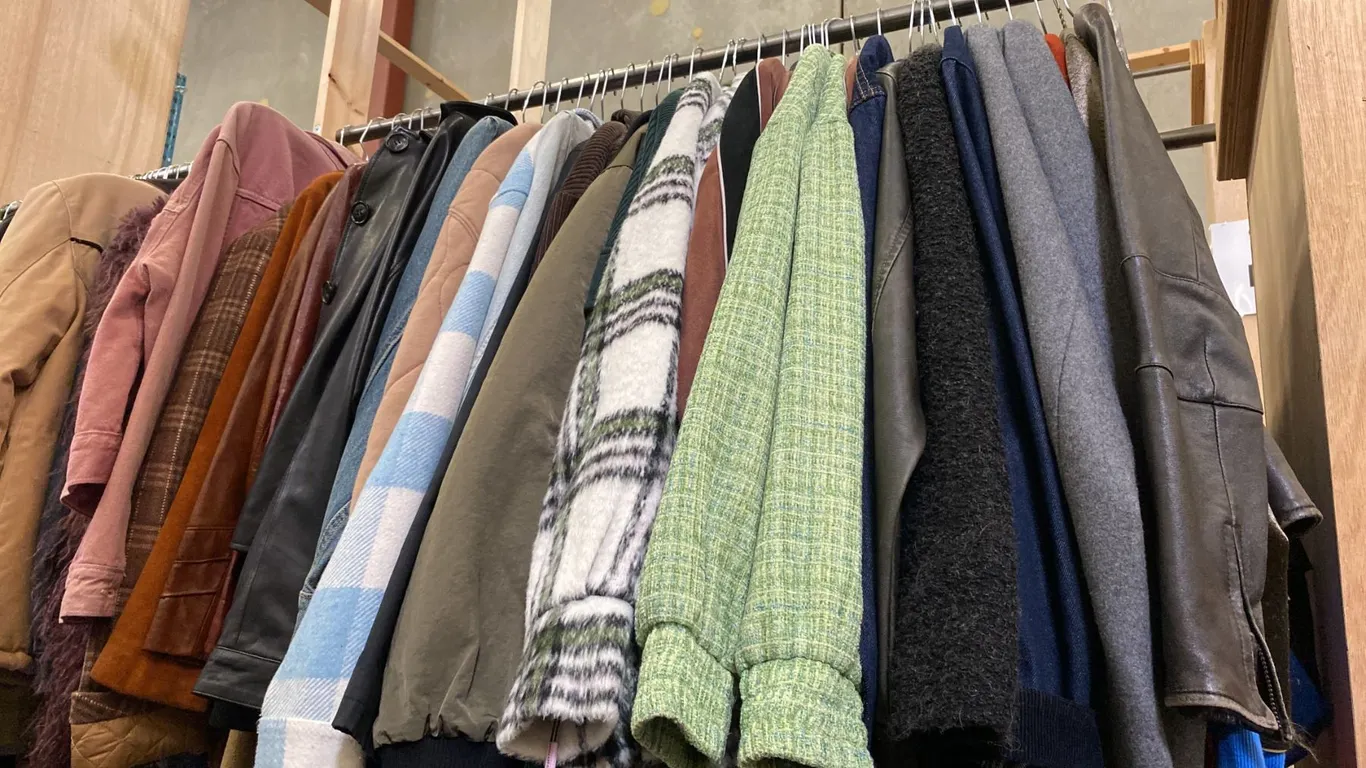 CONTENTS OF 0NE 4FT SECTION WARDROBE RACK OF ASSORTED CLOTHING *1 SIDE ONLY*