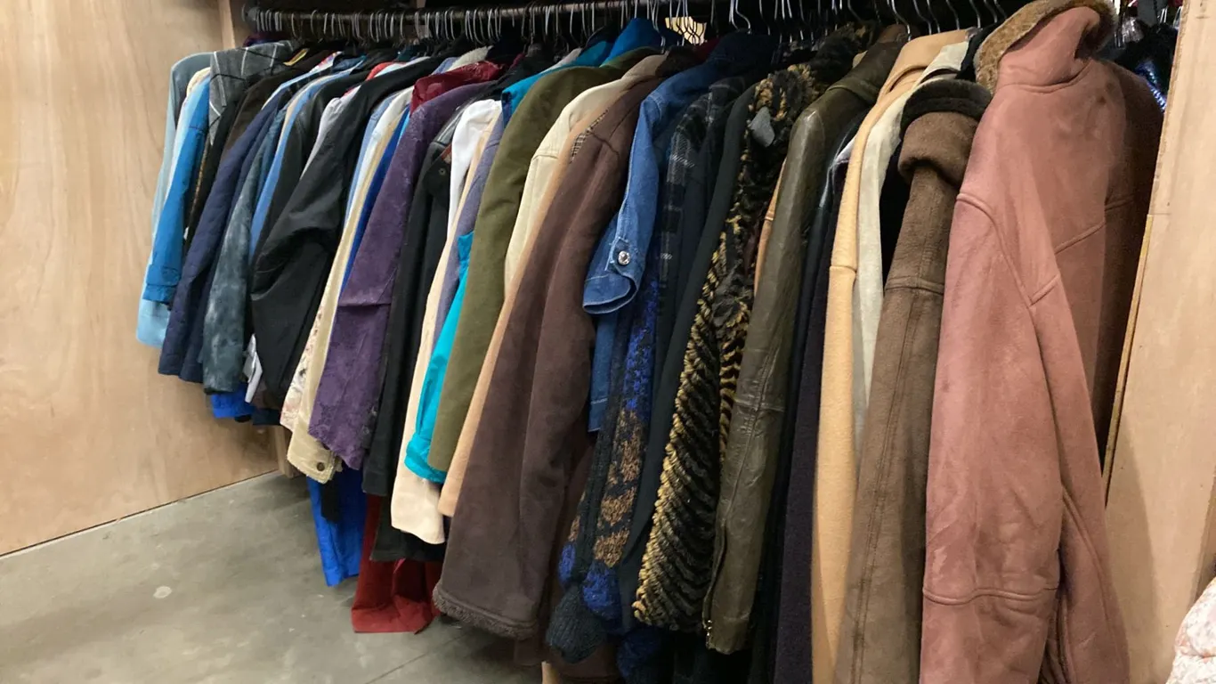 CONTENTS OF 0NE 8FT SECTION WARDROBE RACK OF ASSORTED CLOTHING *1 SIDE ONLY*