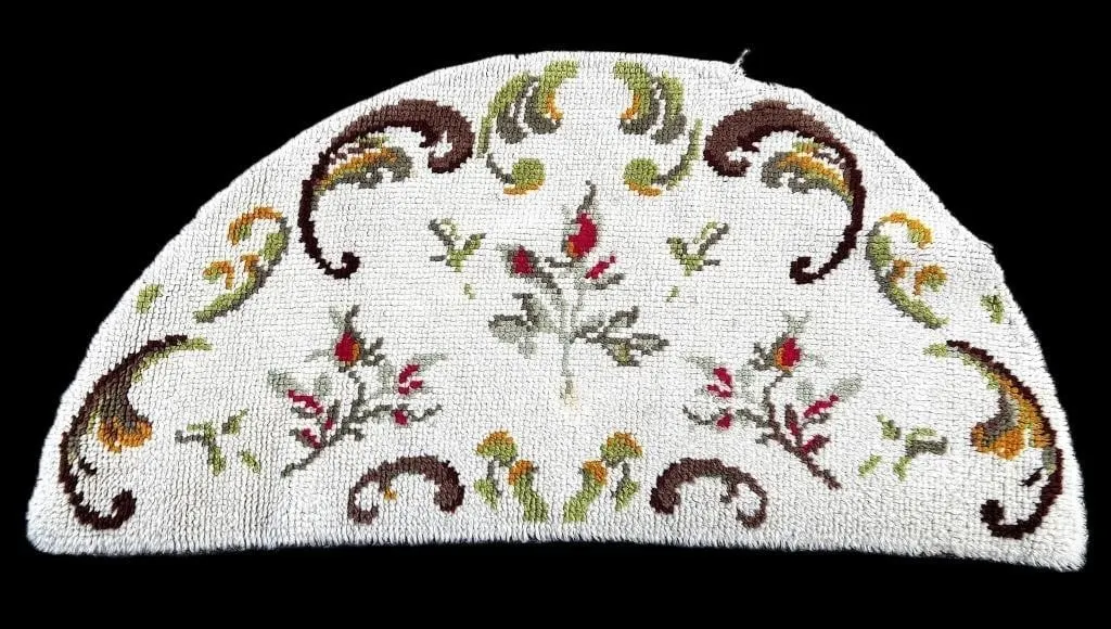 SEMI-CIRCLE NEEDLEPOINT PATTERN FLOOR MAT