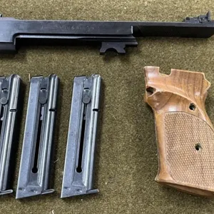S&W Mod. 41 Barrel, Grips & 3 Mags