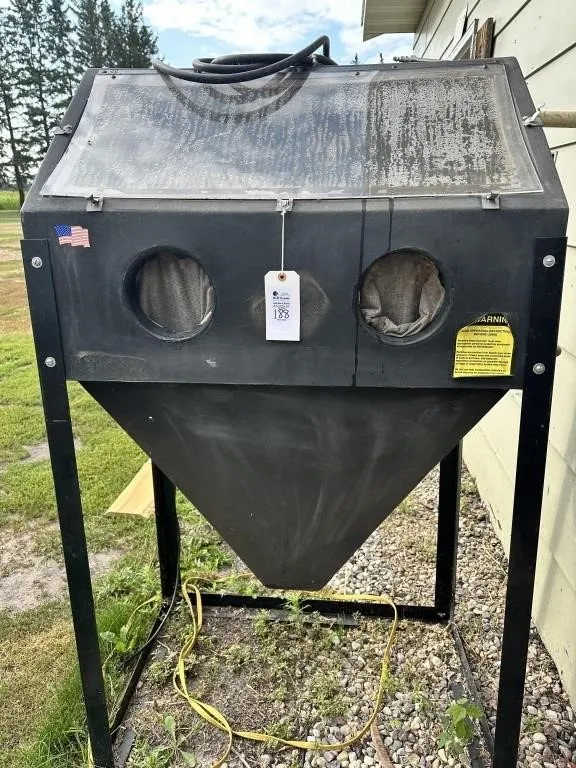 LG SAND BLASTING CABINET