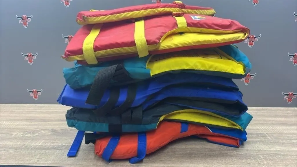 6 Asst. Adult Lifejackets. *LYS