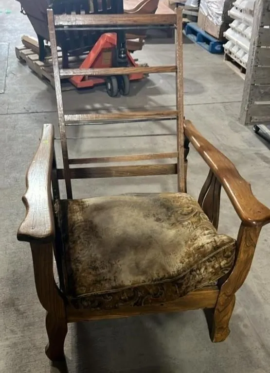 Vintage Oak Recliner. Requires Repair. 28"W x