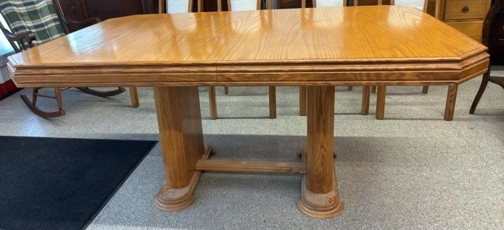 Oak Double Pedestal Dining Table w/Leaf. 41.5�W x