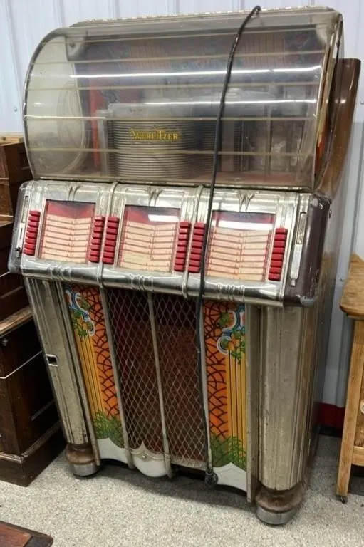 Vintage Wurlitzer Jukebox. Owner says it lights